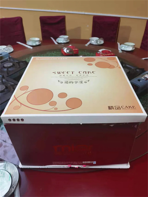 硕大的生日蛋糕.jpg